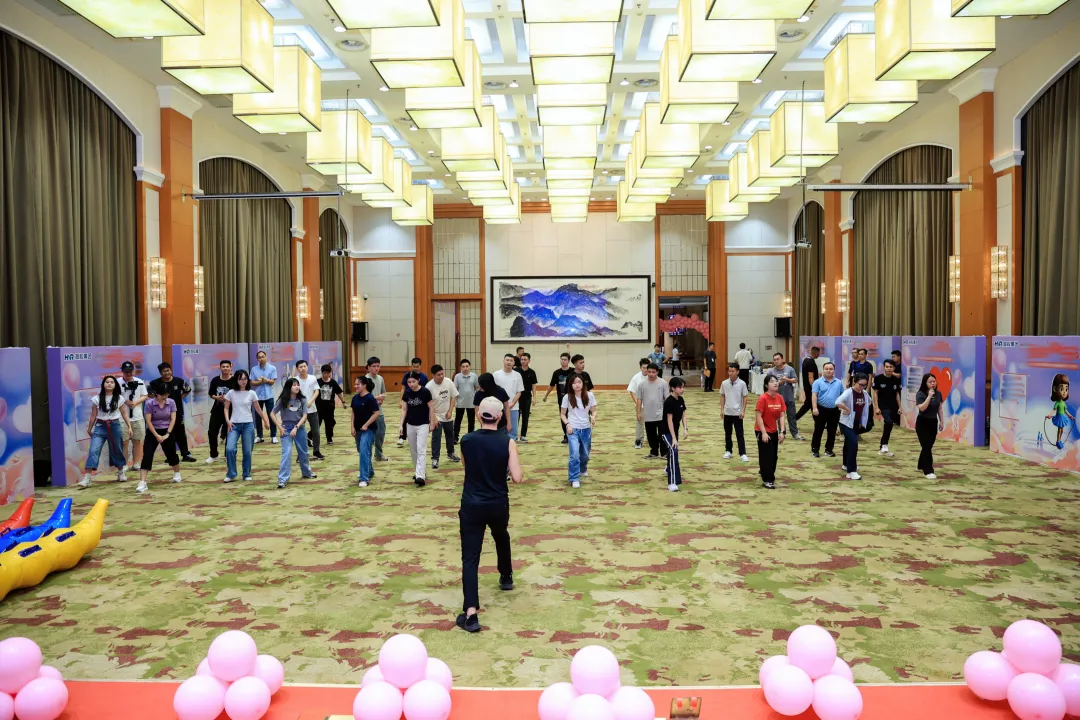 海南橡胶举行2025年“青春偕行?缘聚3044永利集团”七夕结交活动