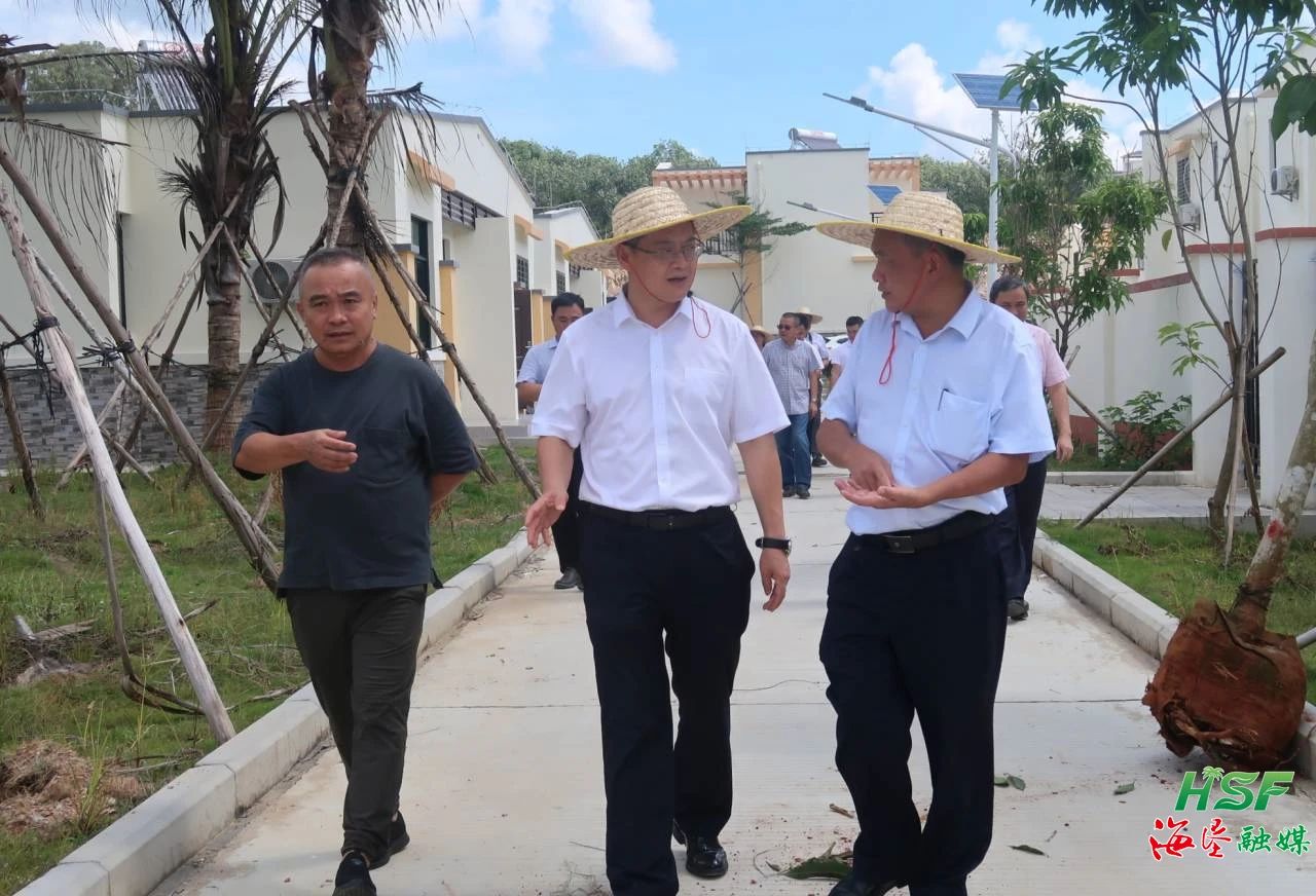 艾轶伦一行人在天角潭水利枢纽工程垦区移民安顿点（西联农场南园小区）走访调研